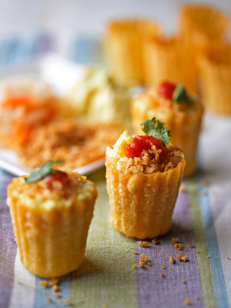 Kueh pie tee cups filled with turnip, egg and peanuts